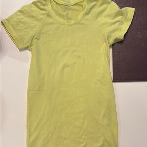 Lulumeon swiftly size 2. Hip length Good condition. Rare highlight yellow
